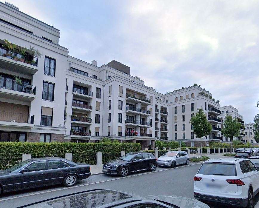  Parking in Frankfurt am Main, Germany No. 11304