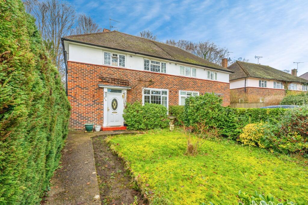 4 bedrooms House in Woking, United Kingdom No. 10529