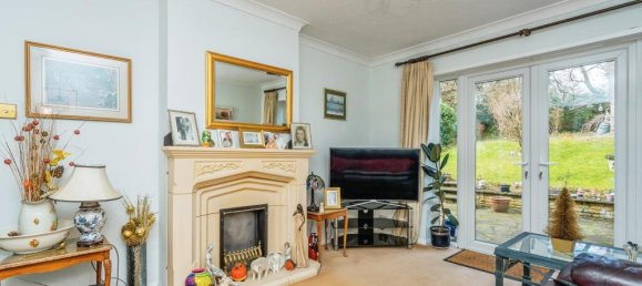 4 bedrooms House in Woking, United Kingdom No. 10529 2