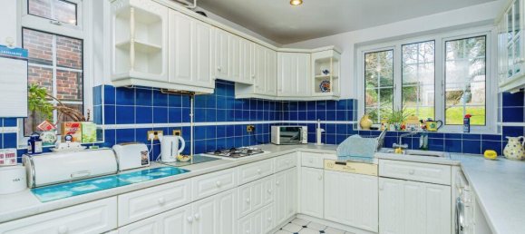 4 bedrooms House in Woking, United Kingdom No. 10529 8