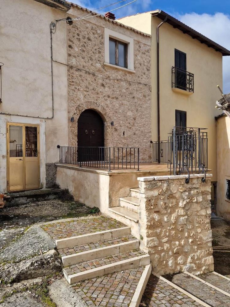 3 bedrooms Castles in Carapelle Calvisio, Italy No. 105625