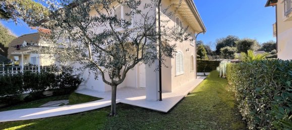 2 bedrooms Villa in Forte dei Marmi, Italy No. 229146 2
