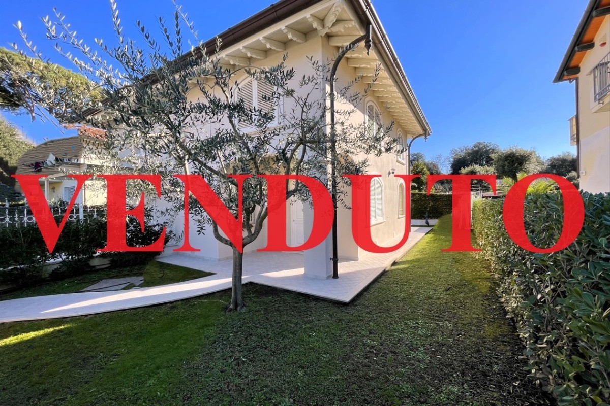 2 bedrooms Villa in Forte dei Marmi, Italy No. 229146