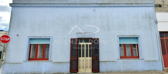 Дом с 3 комнатами в Racale, Италия № 108952 2