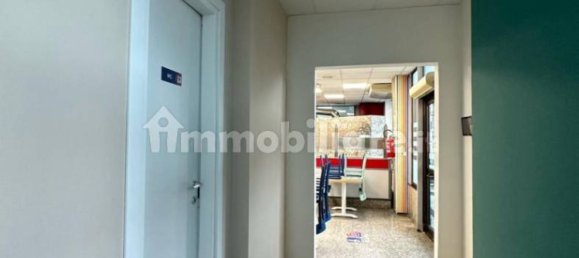 1-Zimmer Gewerbliche Immobilie in Naples, Italy, Nr. 250834 2