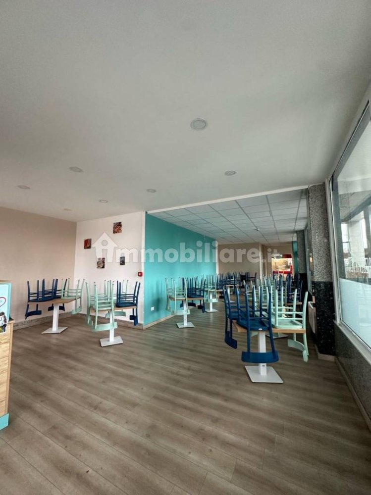 1-Zimmer Gewerbliche Immobilie in Naples, Italy, Nr. 250834