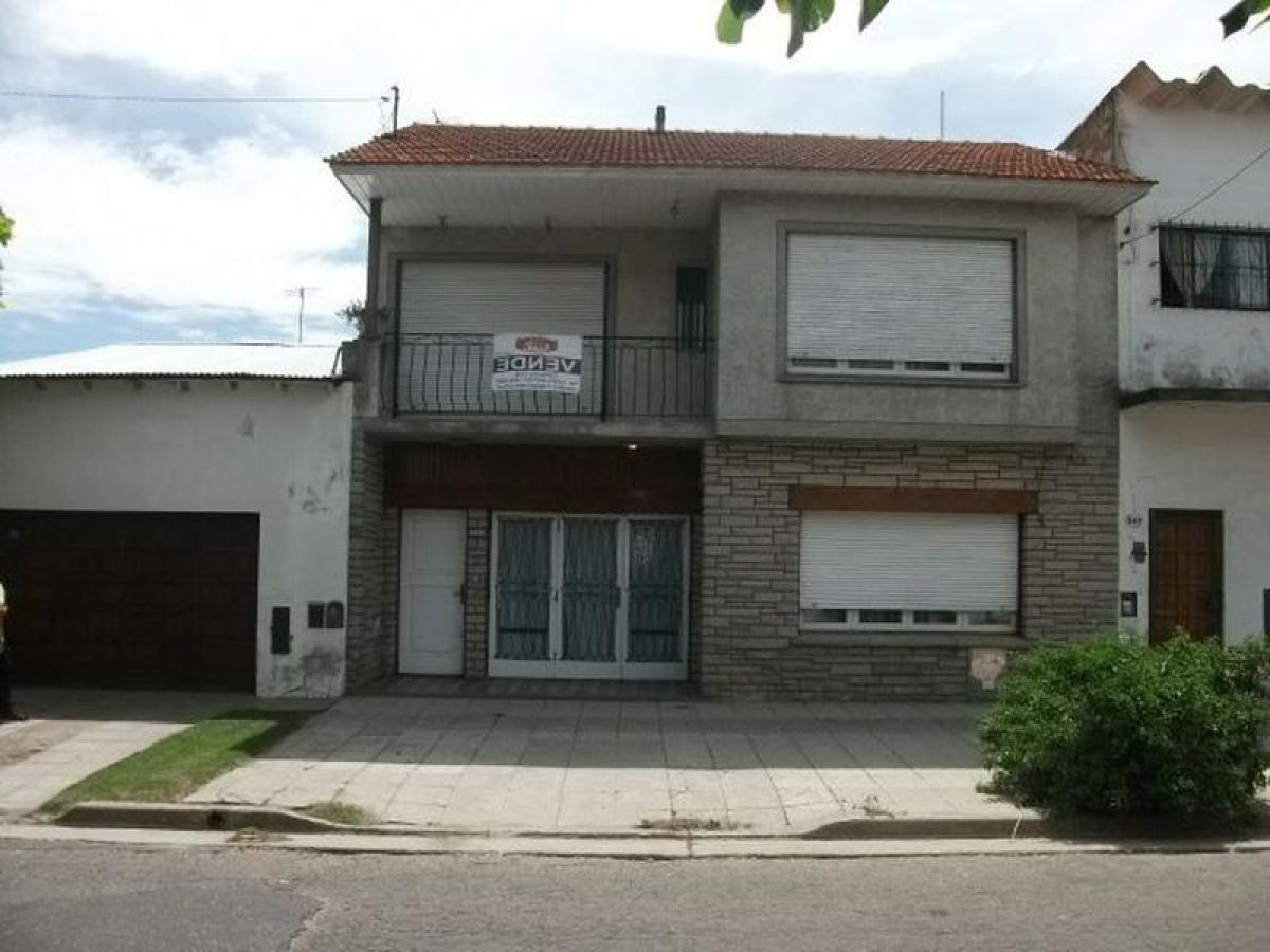 4 bedrooms House in Mar del Plata, Argentina No. 69194