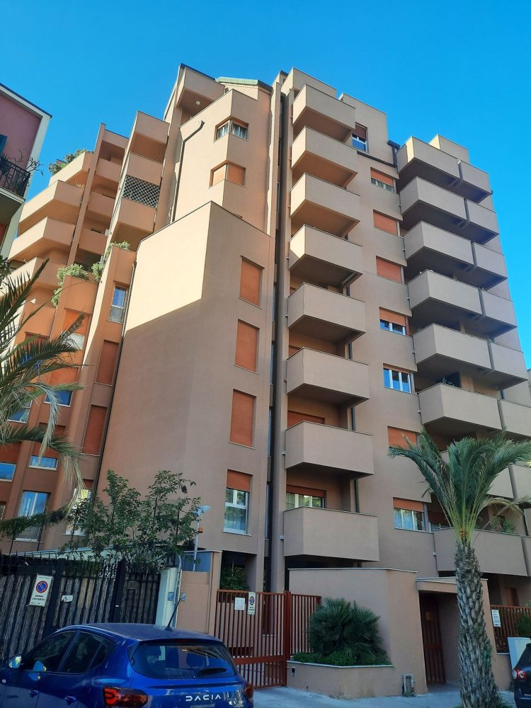 Квартира с 4 комнатами в Палермо, Италия № 162342