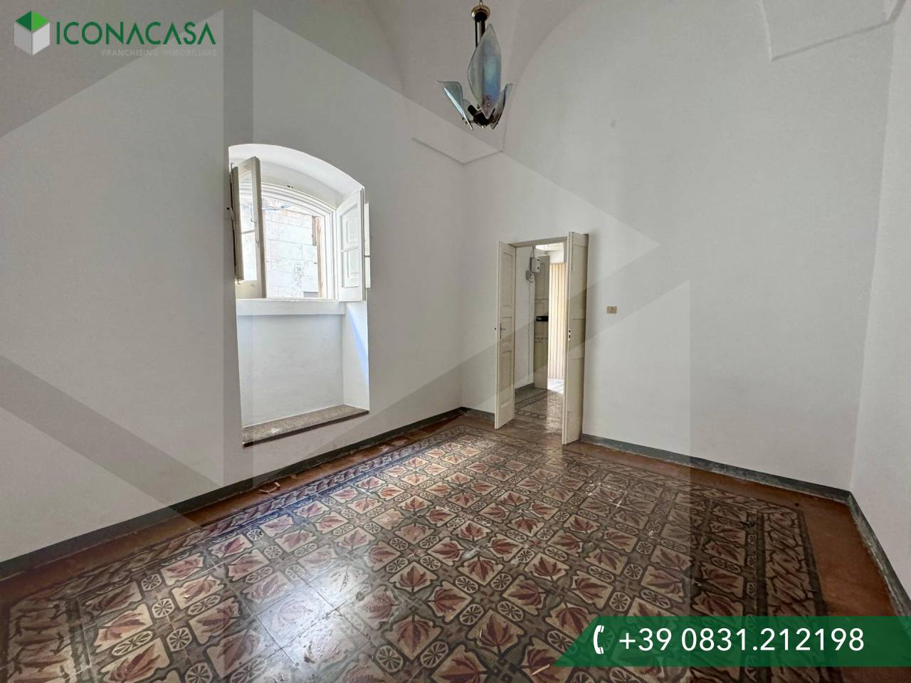 Дом с 3 комнатами в Остуни, Италия № 31410