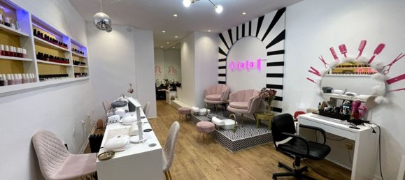 38m² Commercial property in Versailles, France No. 188923 5