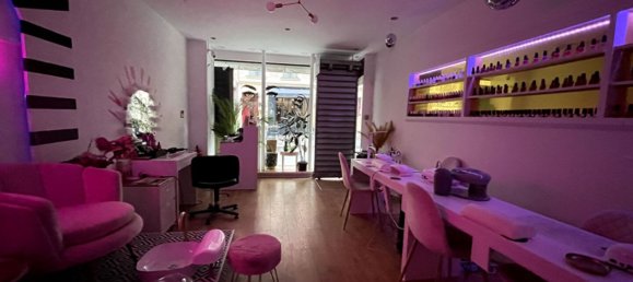 38m² Commercial property in Versailles, France No. 188923 4