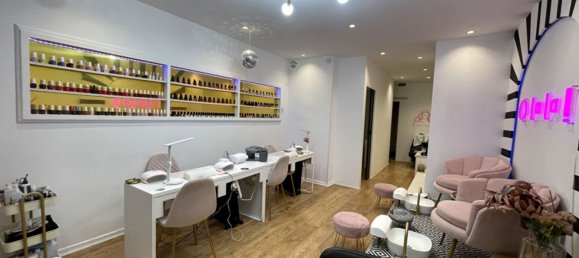 38m² Commercial property in Versailles, France No. 188923 3