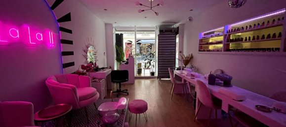 38m² Commercial property in Versailles, France No. 188923 2