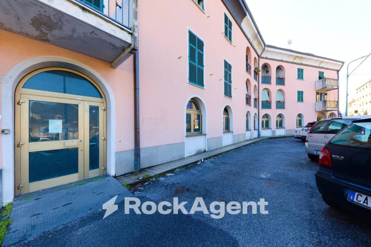 5 rooms Commercial property in Genoa, Italy No. 272206