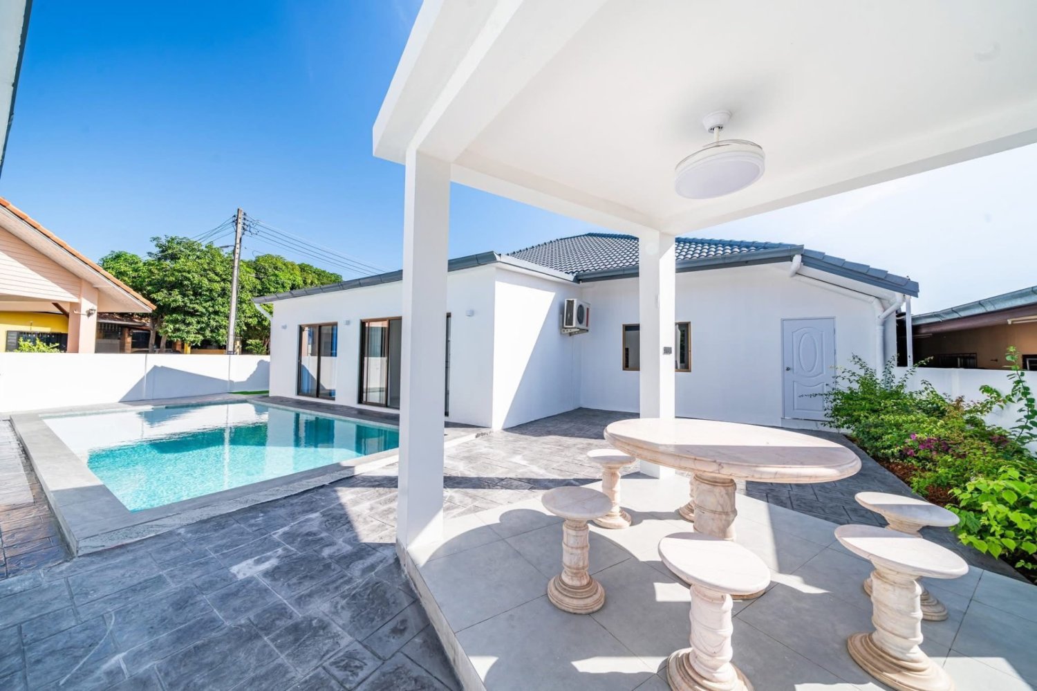 5 bedrooms Villa in Pattaya, Thailand No. 71998