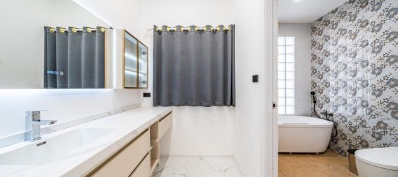 5 bedrooms Villa in Pattaya, Thailand No. 71998 10