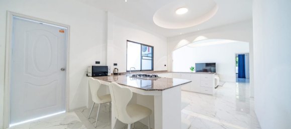 5 bedrooms Villa in Pattaya, Thailand No. 71998 8