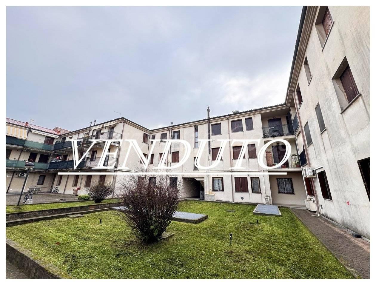 Квартира с 3 комнатами в Пессано кон Борнаго, Италия № 235463