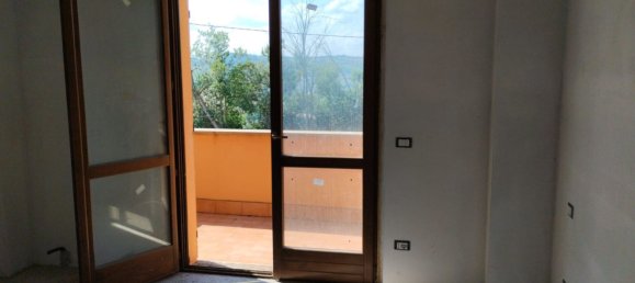 Дом с 4 комнатами в Толентино, Италия № 121772 6