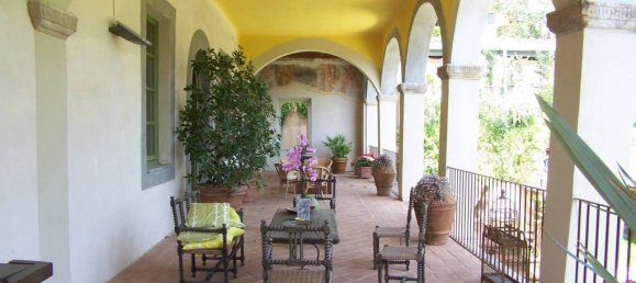 9 bedrooms Villa in Lucca, Italy No. 102390 2