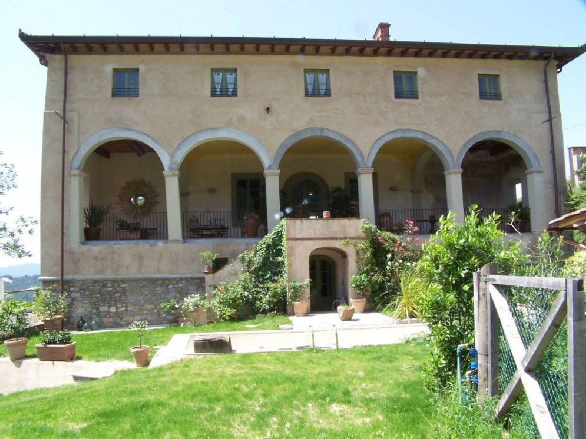 9 bedrooms Villa in Lucca, Italy No. 102390