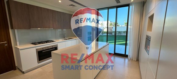 4 bedrooms Villa in Abu Dhabi, UAE No. 28156 5