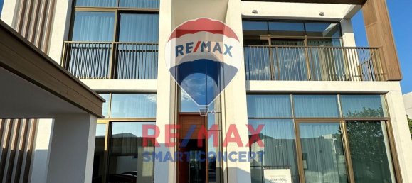 4 bedrooms Villa in Abu Dhabi, UAE No. 28156 4