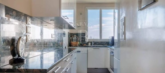 5 bedrooms Apartment in Paris, France No. 144670 8