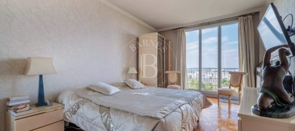 5 bedrooms Apartment in Paris, France No. 144670 10