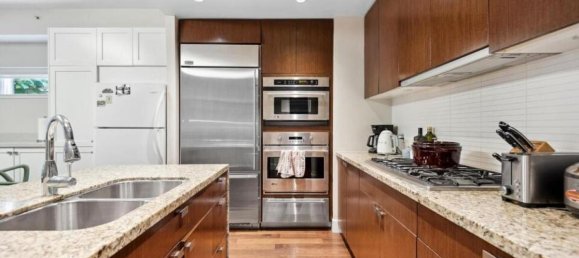 3 bedrooms House in British Columbia, Canada No. 1256 12