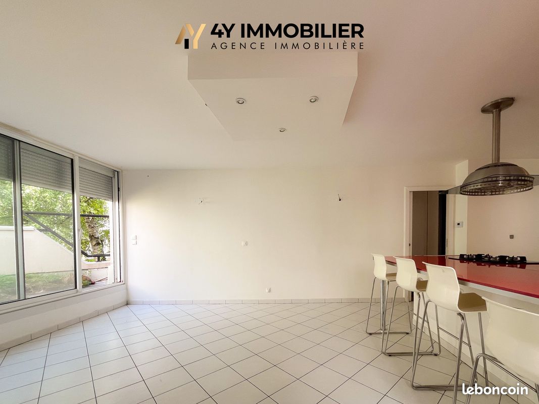 2 bedrooms Apartment in Saint-Martin-d'Heres, France No. 285166