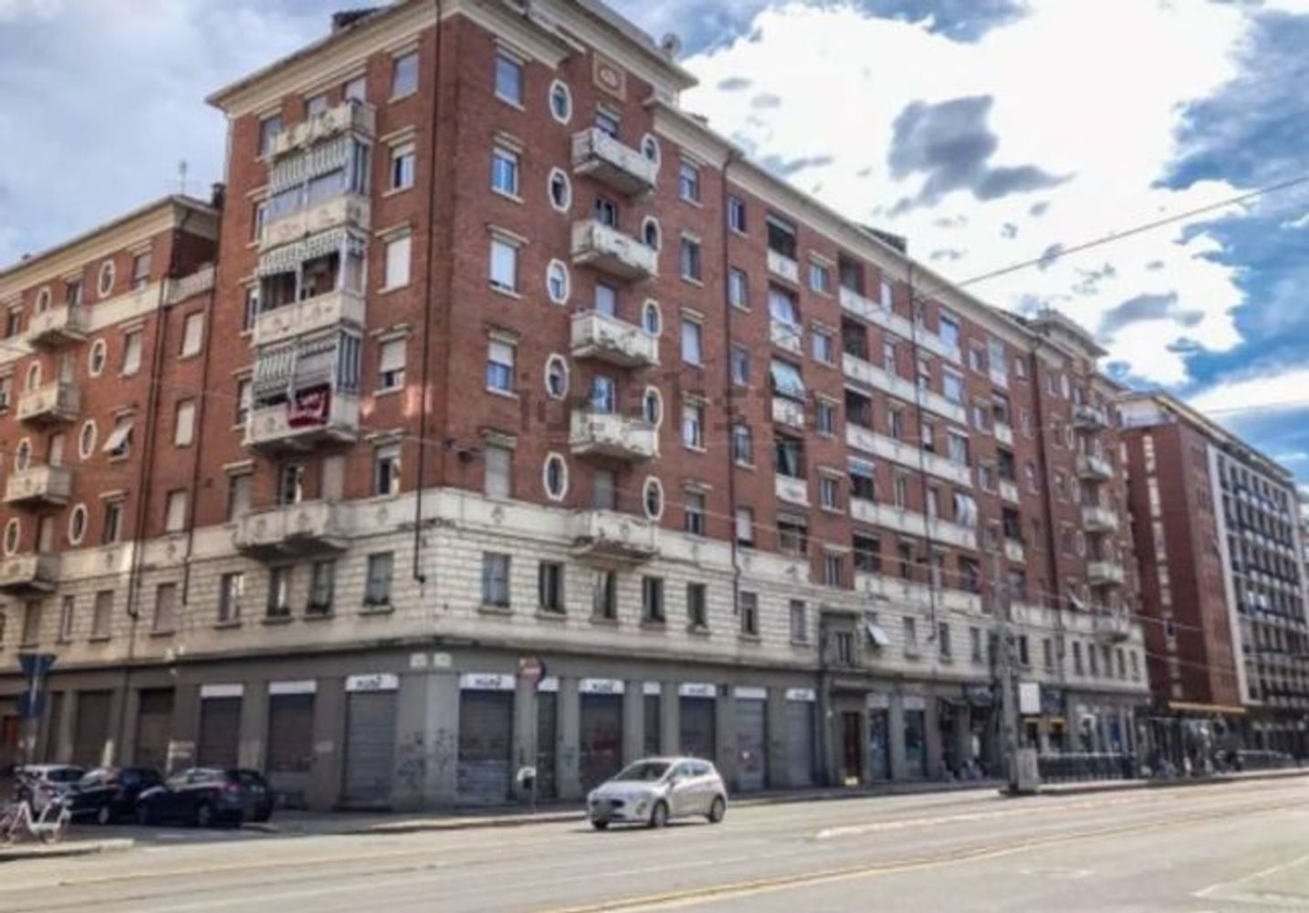 Квартира с 4 спальнями в Турин, Италия № 375214