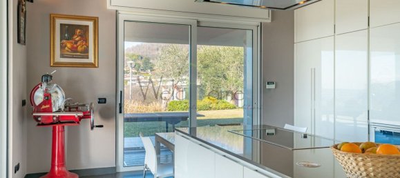 Вилла с 6 комнатами в Тавернерио, Италия № 142770 10