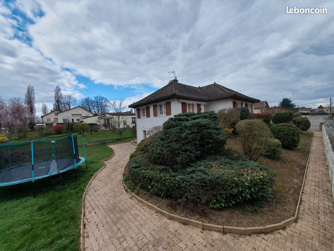 Casa de 3 dormitorios en Louhans, France No. 339776