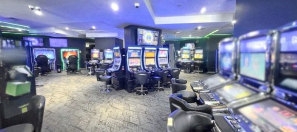 Коммерческая недвижимость 2800м² в Лечче, Италия № 374909 3