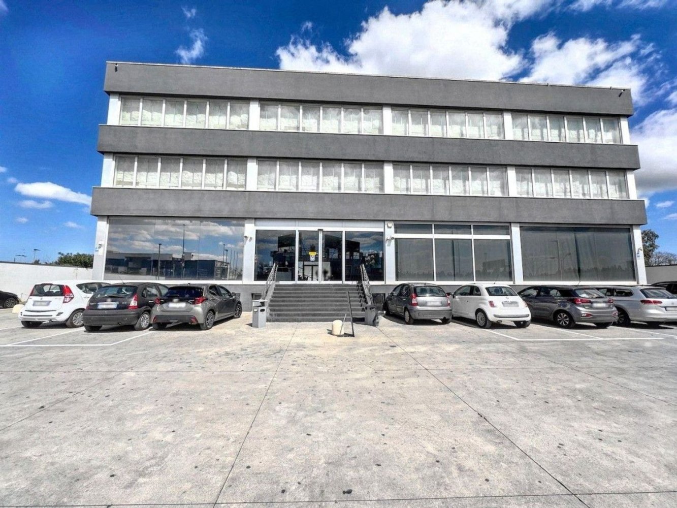 Коммерческая недвижимость 2800м² в Лечче, Италия № 374909