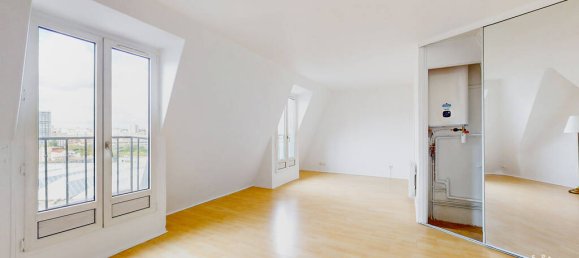 Studio in Paris, France No. 328162 2