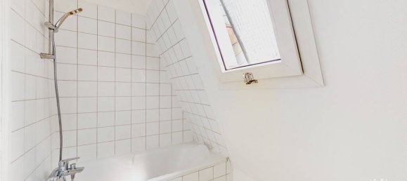 Studio in Paris, France No. 328162 10