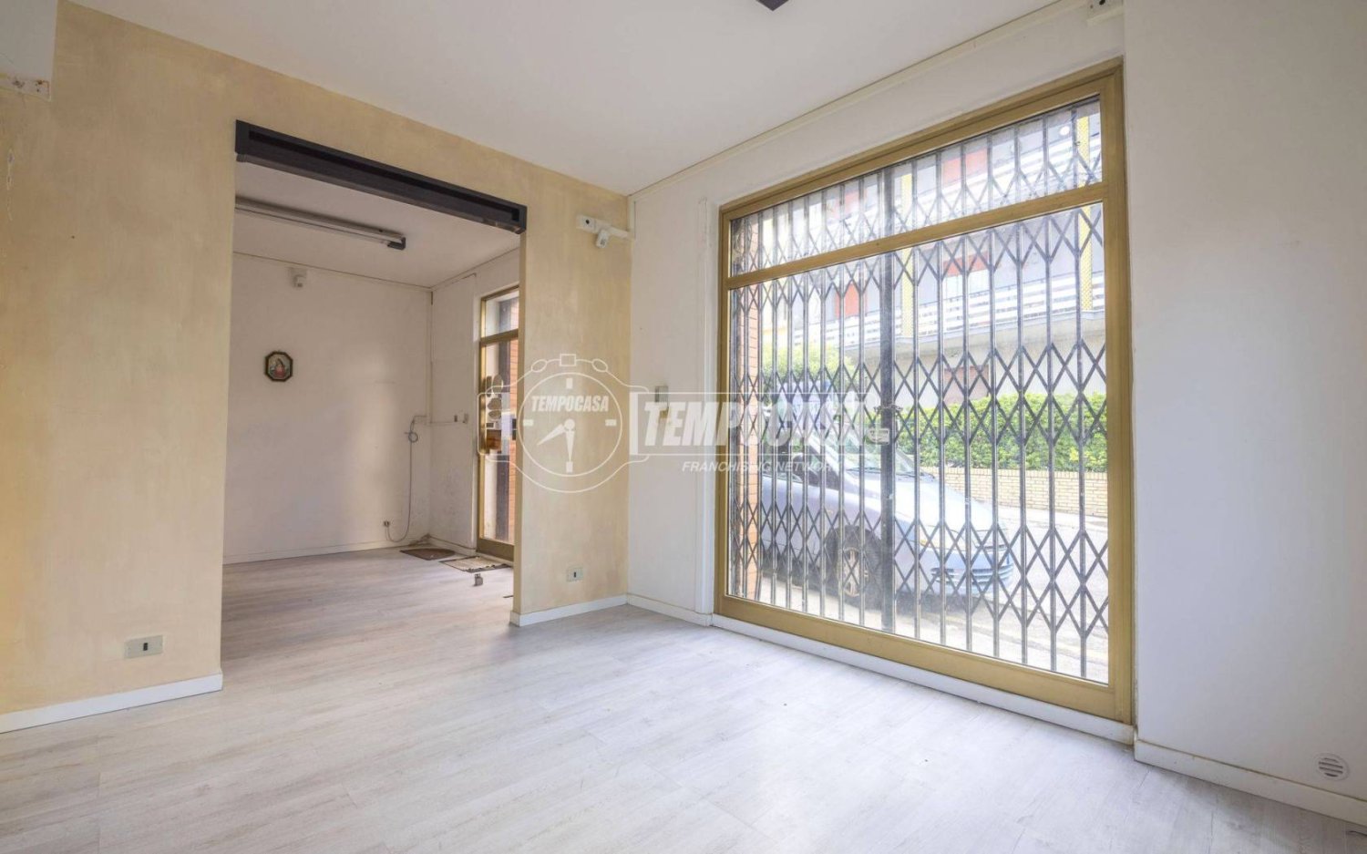 3 rooms Commercial property in Macerata, Italy No. 279335