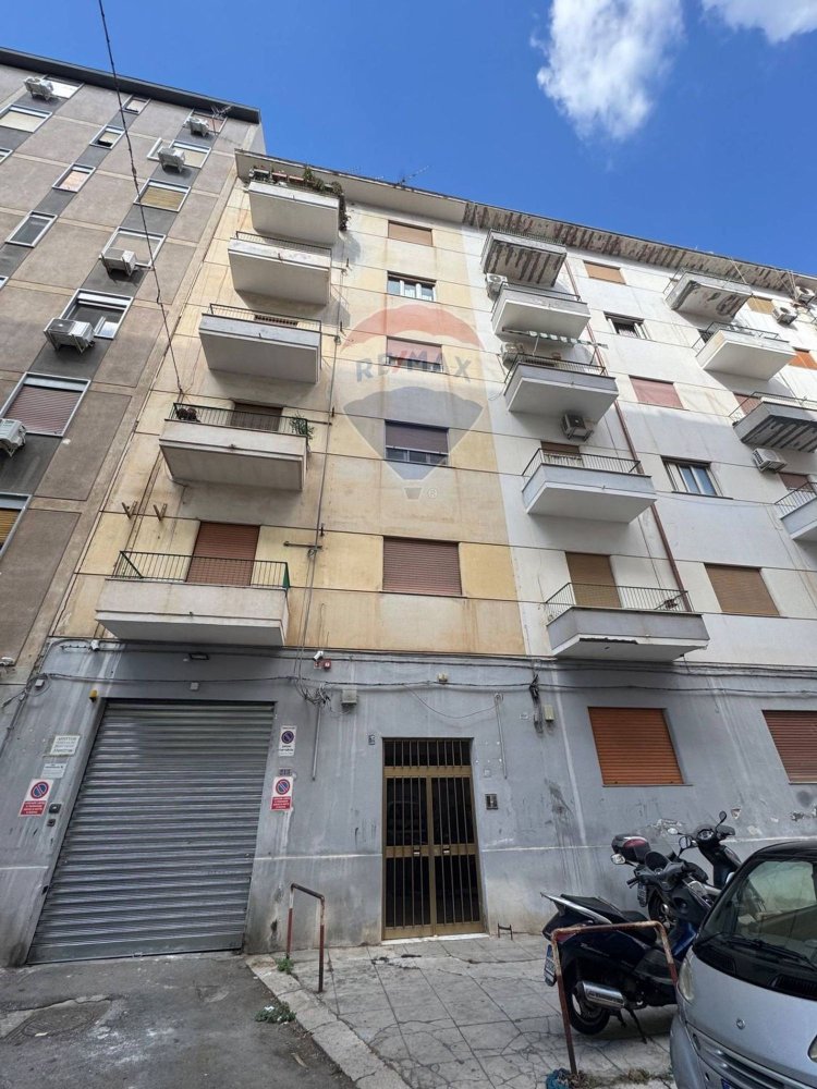 4 rooms Apartment in Palermo, Italy No. 272655