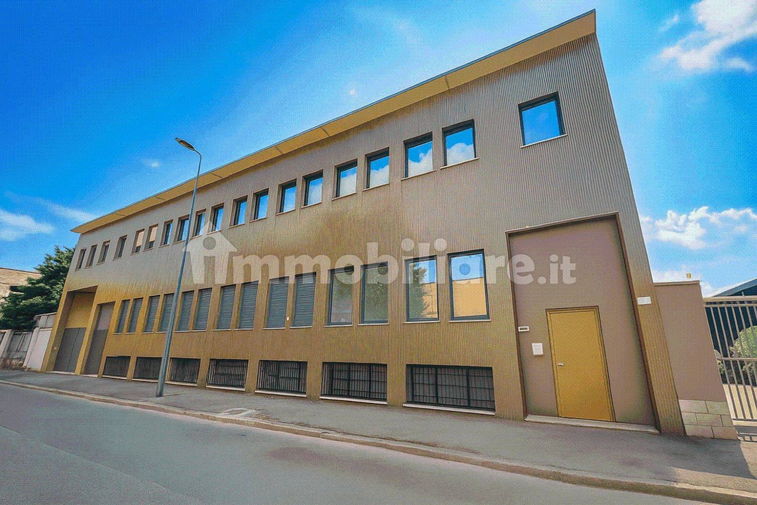 Склад с 3 комнатами в Милан, Италия № 312190