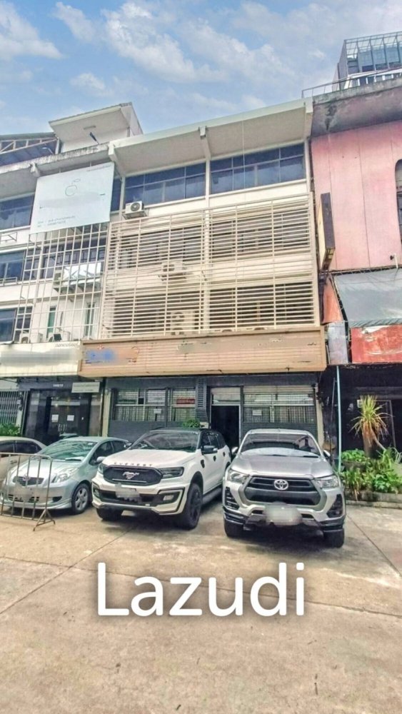 7 bedrooms Bungalow in Bangkok, Thailand No. 25365