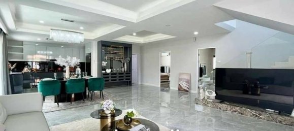 5 bedrooms Villa in Pattaya, Thailand No. 23830 2