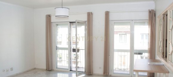 2 bedrooms Apartment in Lisbon, Portugal No. 10801 3