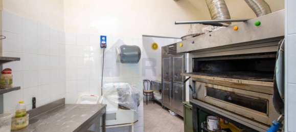 2 rooms Commercial property in Rome, Italy No. 50098 5