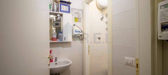 2 rooms Commercial property in Rome, Italy No. 50098 11