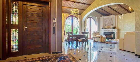 4 bedrooms Villa in Punta Prima, Spain No. 14576 10