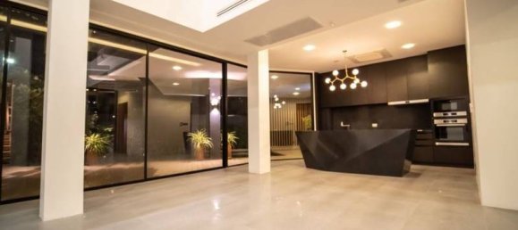 Villa de 5 dormitorios en Phra Khanong, Thailand No. 62705 5