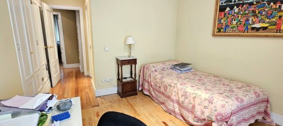 Apartamento de 4 dormitorios en Madrid, Spain No. 157900 40