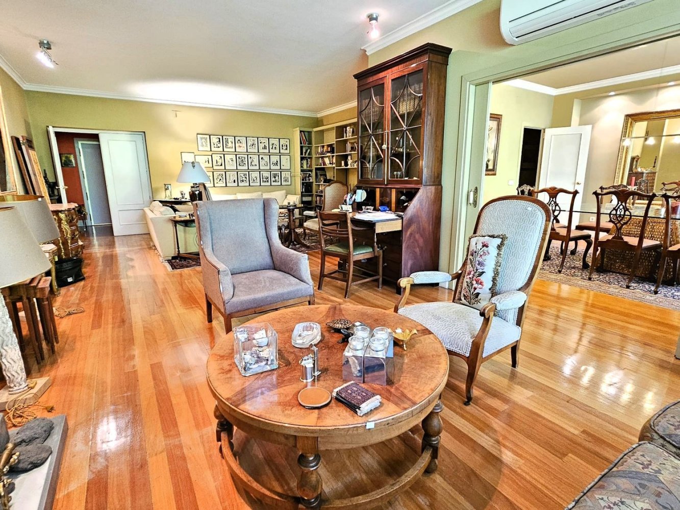 Apartamento de 4 dormitorios en Madrid, Spain No. 157900